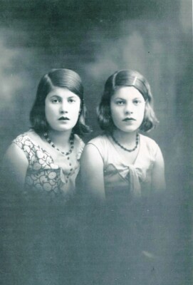 3º Premio - De izquierda a derecha: Esperanza y Dolores Martín Robayna.
Hermanas.
SAN BARTOLOMÉ, AÑOS 30. Es una fotografía antigua